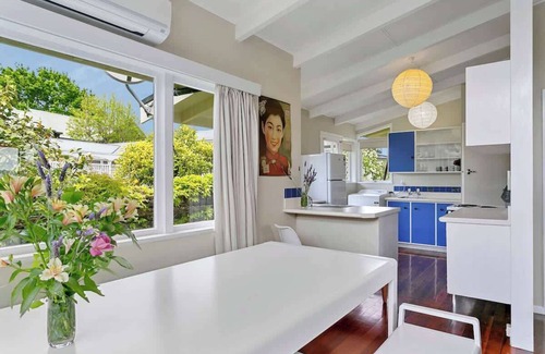 Rainbow Point House | Kiwiana Cottage 1 minute walk to the lake