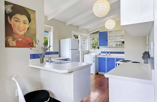 Rainbow Point House | Kiwiana Cottage 1 minute walk to the lake