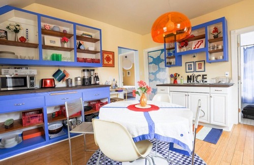Bay View House | KK Upper · 2BR Sunny Upper in Prime Bay View - w/Parking