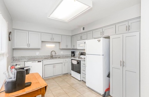 Lenexa House | KKQ Comfy Beds, TVs all Bedrooms/Backs to 52 acre Park/Walking Trails/Ez HiWay