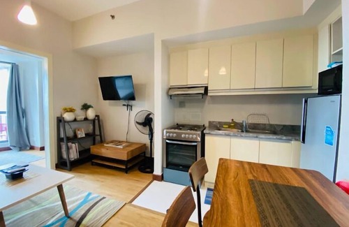 Legazpi Village Condo | KL Tower - PH Staycation