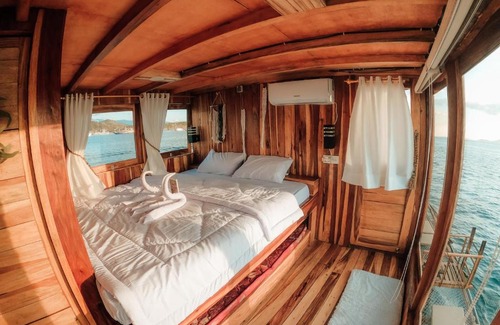Labuan Bajo Boat Rental | KLM Presley Jalasena ll