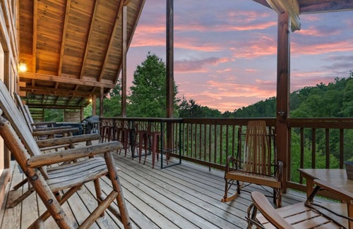 Primrose Cabin | Klyfta Haus, 4Br, Lakeview, Hot Tub, Firepit, Shuffleboard, EV Charger