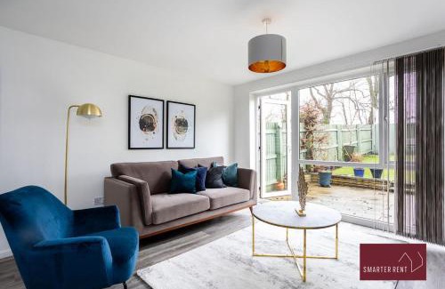 Knaphill Apartment | Knaphill - 2 Bedroom House - Garden & Parking