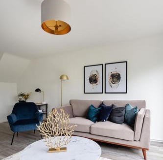 Knaphill Apartment | Knaphill - 2 Bedroom House - Garden & Parking