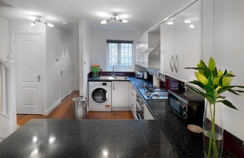 Knaphill House | Knaphill - 2 Bedroom Terrace House - With Garden