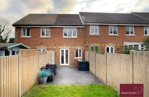 Knaphill House | Knaphill - 2 Bedroom Terrace House - With Garden