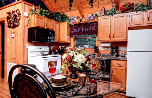 Sevierville Cabin | Knight of My Dreams, Secluded, Elegant, Breathtaking Views, Romantic, Close In!