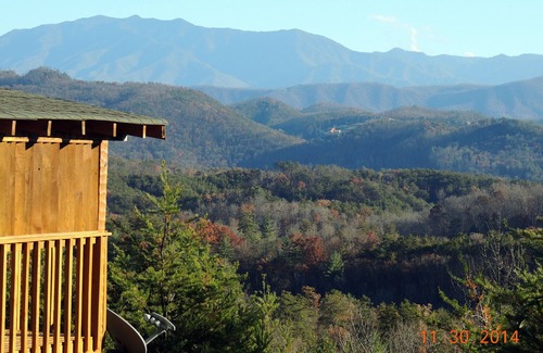 Sevierville Cabin | Knight of My Dreams, Secluded, Elegant, Breathtaking Views, Romantic, Close In!
