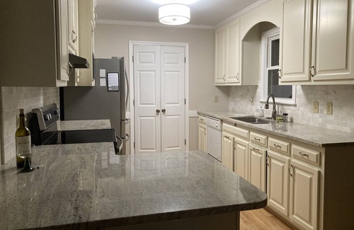 Apex House | Knight Play Golf home with Jetted tub on 1.2 acre lot in Apex