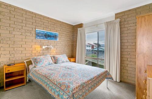 Port Elliot House | Knights View - 2 14 Merrilli - BYO Linen - Wi-Fi - Beachfront