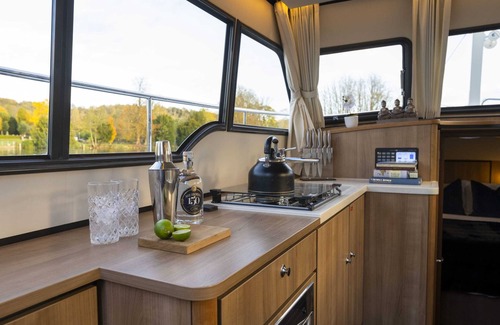 Henley Boat Rental | Knightsdream - Driving - Luxury Boating