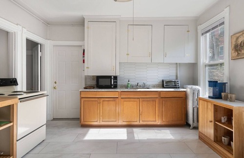 Parkside Apartment | Knock on Wood | Airy Charm in Heart of Downtown
