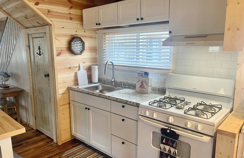 Conneaut Lake Cottage | Knot Shores- Cozy, 3 bedroom Cottage, w/water access