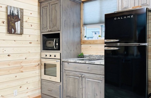 Island Park House | Knotty Bear tiny home 20 miles to West Yellowstone. WiFi - BBQ - fully equipped kitchen