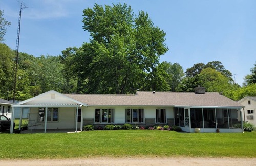 Sister Lakes Cottage | Knotty Pine Lakefront Cottage on Cable Lake