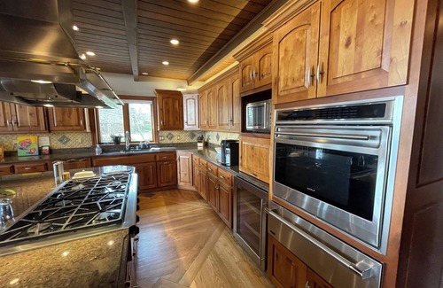 Oconomowoc House | Kohl Manor Luxury Lake 8-br exclusive retreat Pool, Cinema, Arcade on LacLaBelle