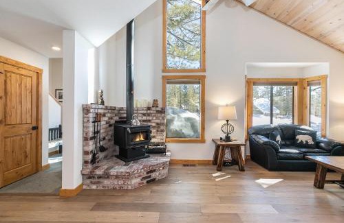 Truckee House | Kokanee at Tahoe Donner - Charming 3 BR - Pool Table - Fireplace - Amenity Access!