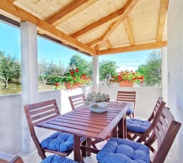 Vardica Apartment | Komfortable Wohnung in ruhigem Dorf