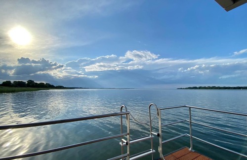 Ribnitz Boat Rental | Komfortables Hausboot Arielle in Ribnitz-damgarten
