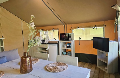 Aagtekerke RV Rental | Komfortables Safarizelt, in der Nähe von Domburg, Strand und Wald