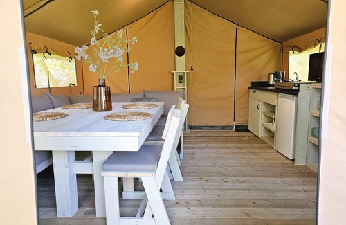 Aagtekerke RV Rental | Komfortables Safarizelt, in der Nähe von Domburg, Strand und Wald