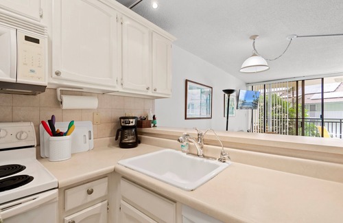 Historic Kailua Village Condo | Kona Ali'i Condo in the Center of the town awaits your presence!