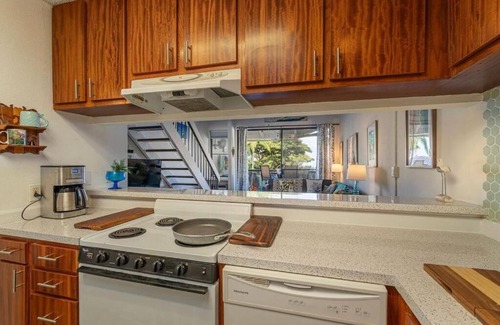 Historic Kailua Village Resort | Kona Hawaii 2 bedroom Condo Sleeps 6
