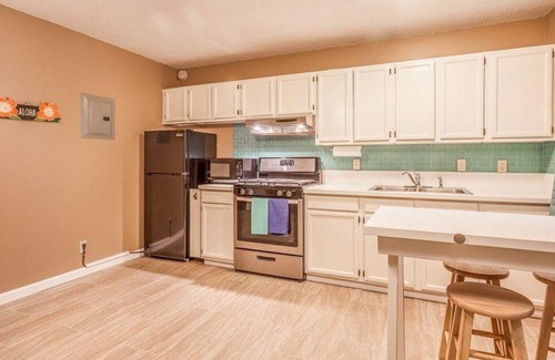 Historic Kailua Village Condo | Kona Shores#130