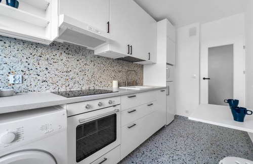 Nowa Praga Apartment | Koneser Apartment - Workspace, Balcony, Subway
