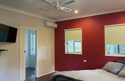 Coonarr House | Kookaburra Creekside Retreat- Huge family house backing on to Coonarr Creek