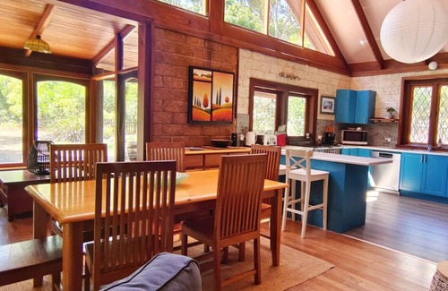 Redgate House | Kookaburra Retreat | Dog Friendly | Forest Views