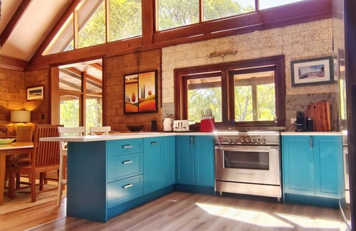 Redgate House | Kookaburra Retreat | Dog Friendly | Forest Views