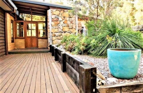 Redgate House | Kookaburra Retreat | Dog Friendly | Forest Views