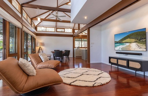 Blueys Beach House | Kookaburra Retreat- embrace the tranquility and opulence of Kookaburra Retreat