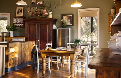 Hepburn House | Kookaburra Ridge - beautiful home set on a 1.6 acre garden with fireplace & spa