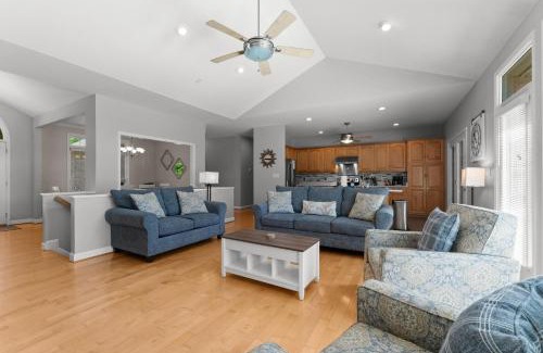 Lake Norman of Catawba House | Kool Breeze by AvantStay Boat Ramp Hot Tub