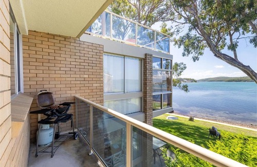 Soldiers Point Apartment | Kooringal 6, 105 Soldiers Point Rd - waterfront unit
