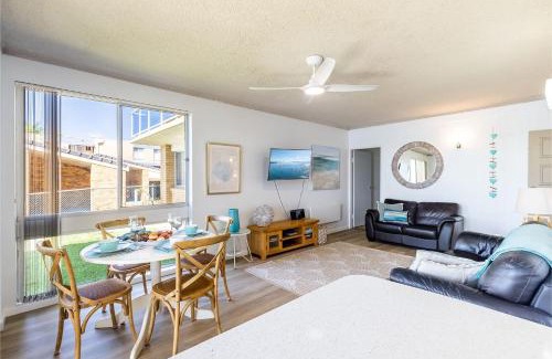 Soldiers Point Apartment | Kooringal 6, 105 Soldiers Point Rd - waterfront unit