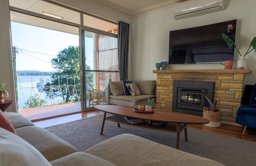 Bolton Point House | Kooroora - a waterfront haven w/ indoor fireplace