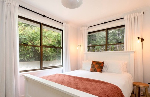 Barrengarry House | Kooyong - Spacious Family Home