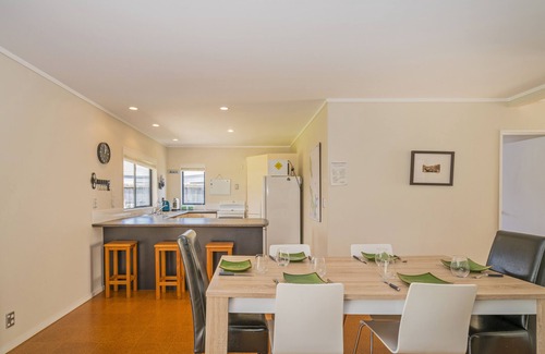 Matarangi Cottage | Kowhai Corner - Matarangi Holiday Home