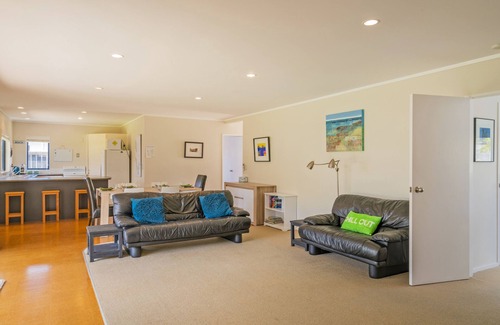 Matarangi Cottage | Kowhai Corner - Matarangi Holiday Home