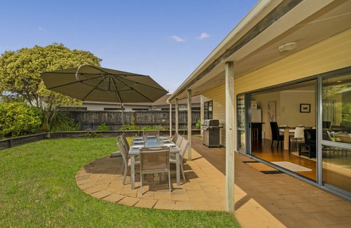 Matarangi Cottage | Kowhai Corner - Matarangi Holiday Home