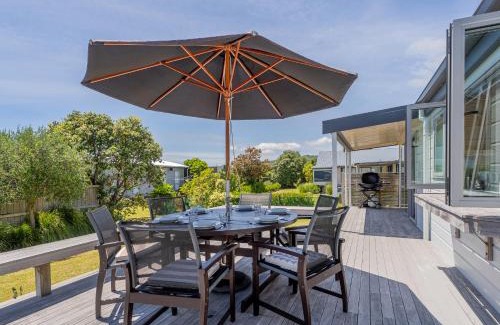 Matarangi House | Kowhai Retreat - Matarangi Holiday Home