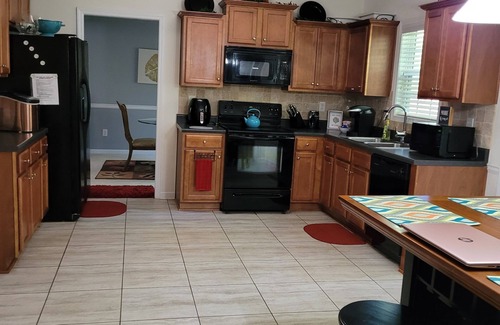 Covington House | Kozy Home Away From Home mins from VD Tours , Film, Corps & Major Attractions