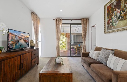 Belrose Apartment | KOZYGURU | Belrose | Cosy 2 Bed Holiday Home + FREE Parking