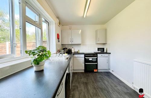 Failsworth Apartment | KozyGuru Spacious 3 BR 8ppl Hse 50% off Long stay