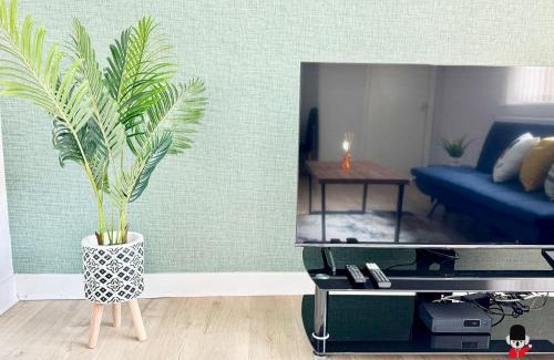 Failsworth Apartment | KozyGuru Spacious 3 BR 8ppl Hse 50% off Long stay
