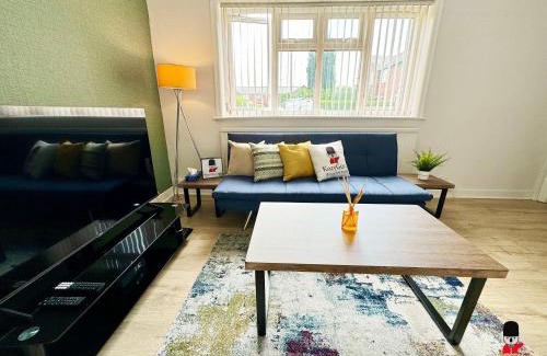 Failsworth Apartment | KozyGuru Spacious 3 BR 8ppl Hse 50% off Long stay